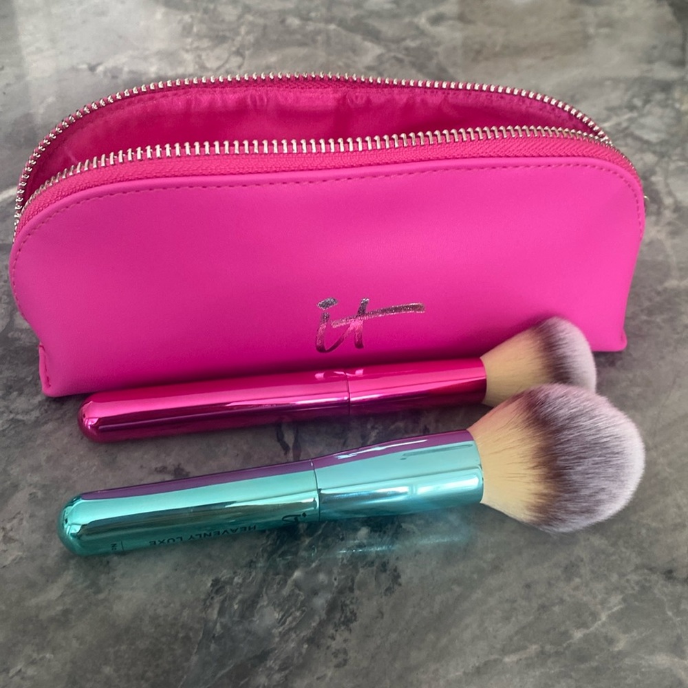Luxurious makeup brush set